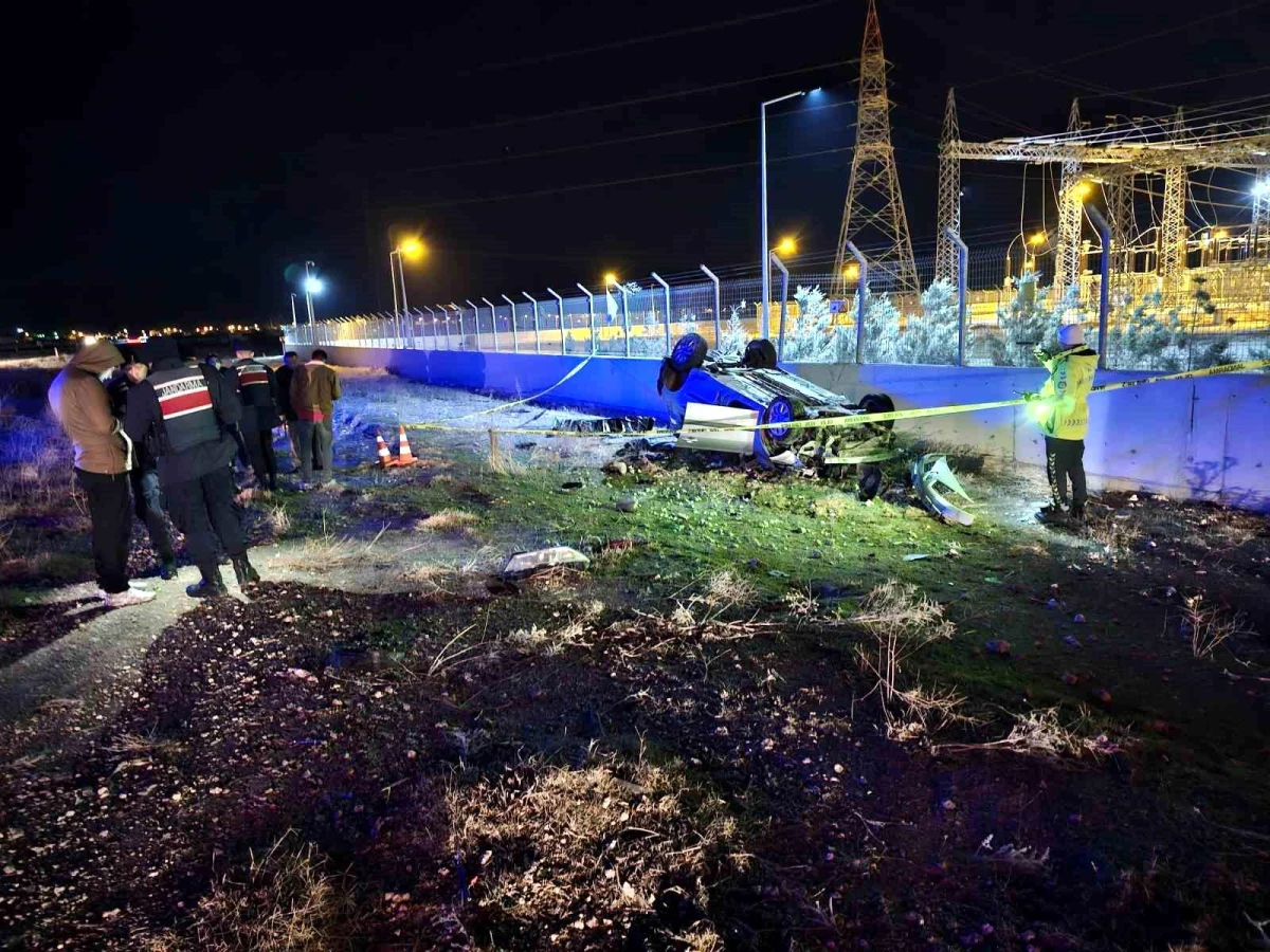 Aksaray\'da iş gezisine giden 4 arkadaşın bulunduğu otomobil şarampole takla attı, 1 kişi hayatını kaybetti