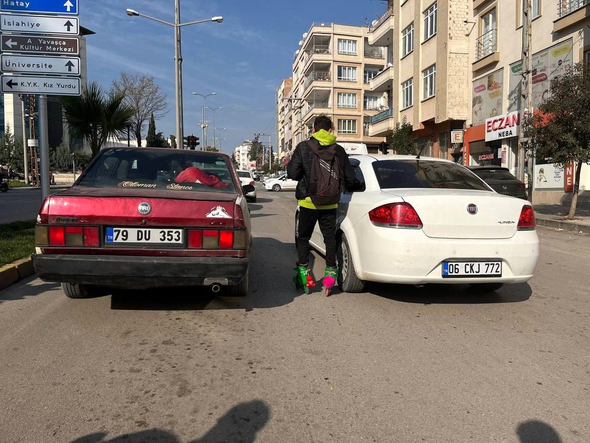 Kilis\'te Patenli Genç Otomobile Tutunarak İlerledi