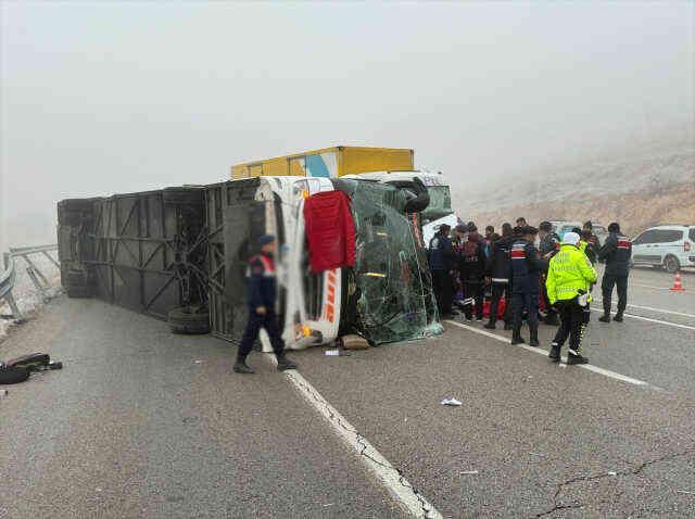 Malatya'da devrilen yolcu otobüsüne tır çarptı! 3 kişi hayatını kaybetti, 29 kişi yaralandı