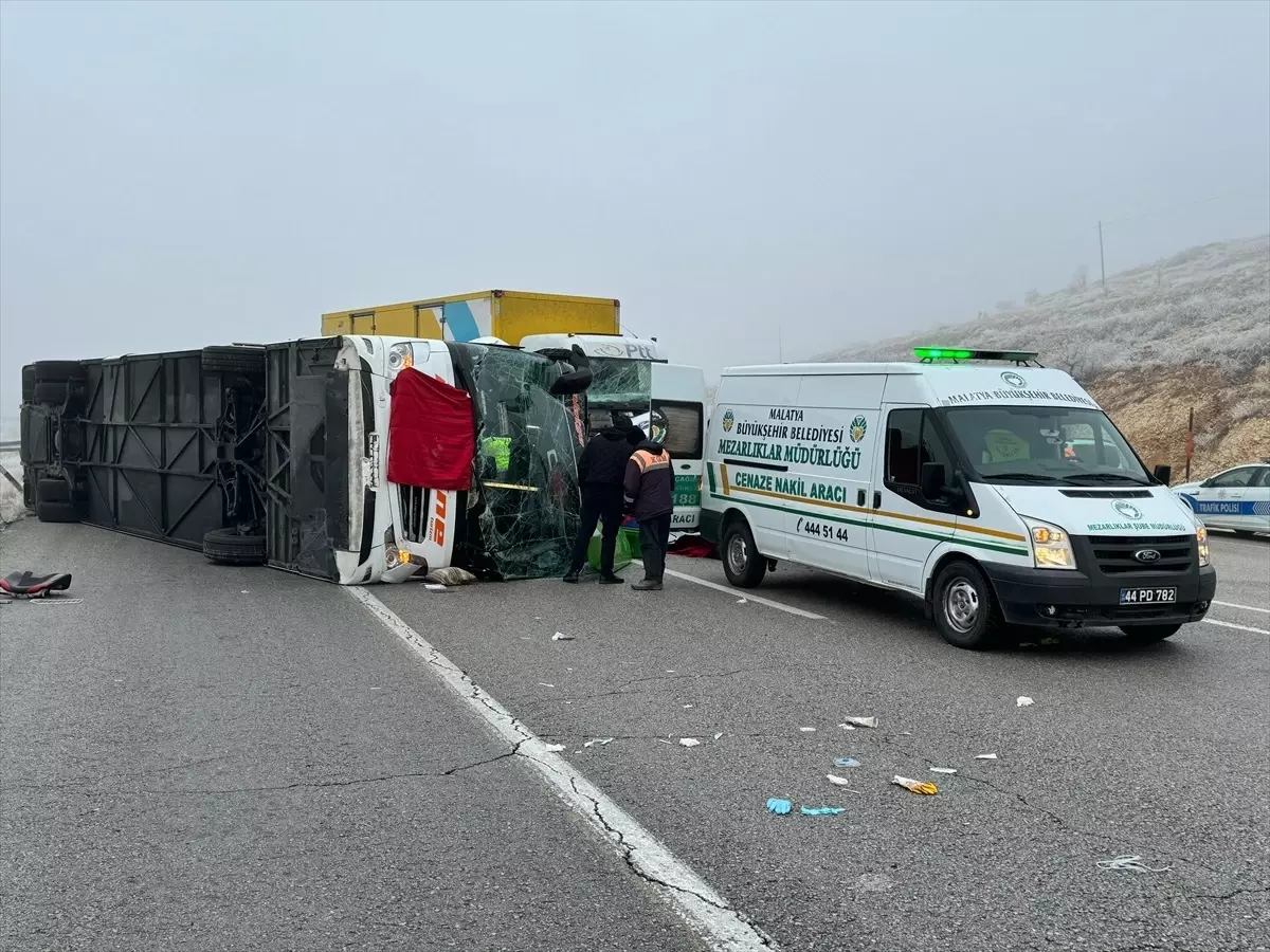 Malatya'da devrilen yolcu otobüsüne tır çarptı! 4 kişi hayatını kaybetti, 29 kişi yaralandı