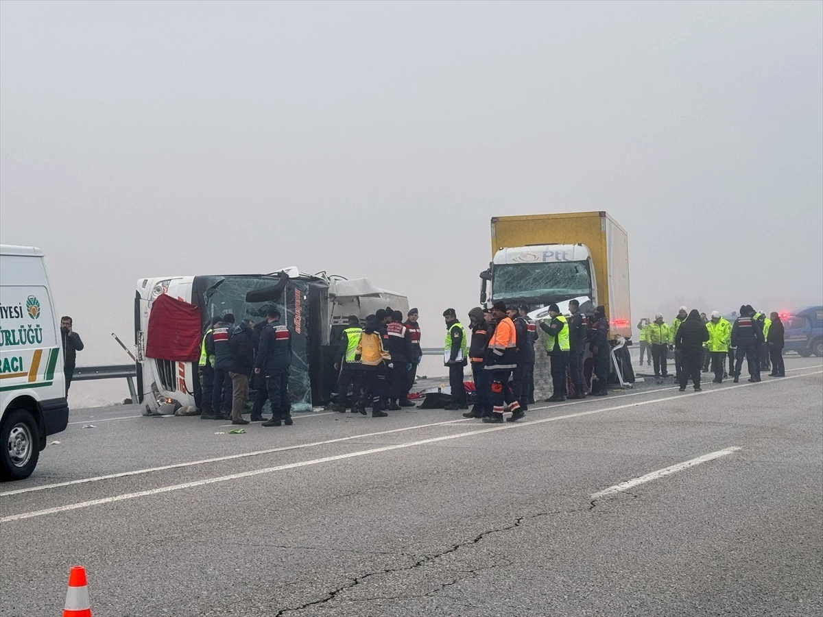 Malatya\'da devrilen yolcu otobüsüne tır çarptı! 4 kişi hayatını kaybetti, 36 kişi yaralandı