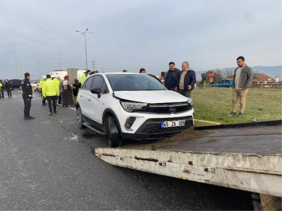Alaşehir\'de 2 Otomobil Çarpıştı: 8 Yaralı
