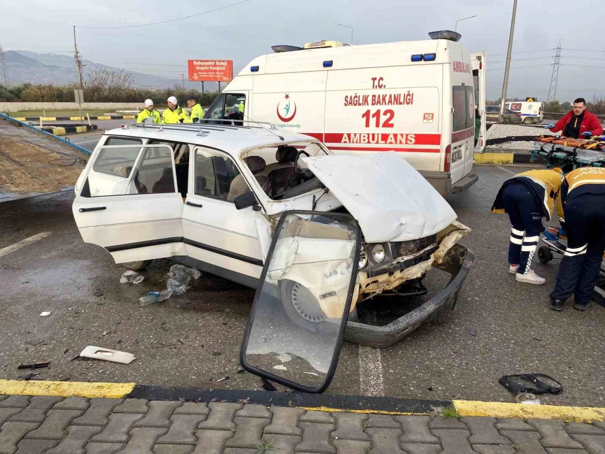 Manisa\'da kavşakta korkunç kaza: 8 yaralı
