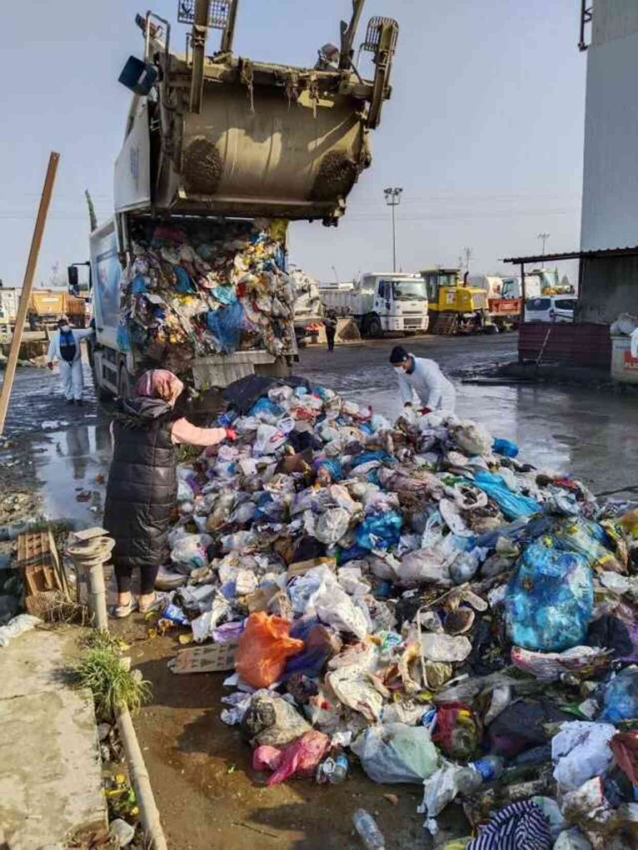 Manisa'da Yanlışlıkla Atılan Altın Çöp Kutusunda Bulundu Manisa'da Yanlışlıkla Atılan Altın Çöp Kutusunda Bulundu