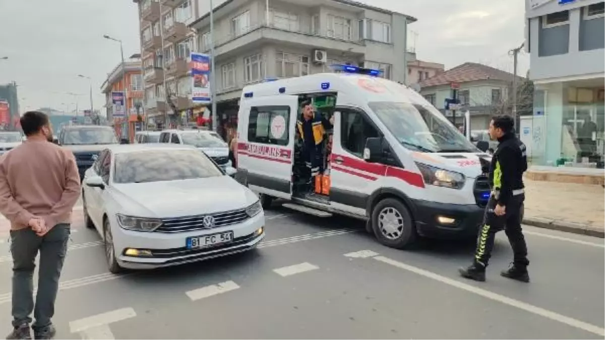 Düzce'de Motosikletin Bisiklete Çarptığı Kazada 2 Sürücü Yaralandı
