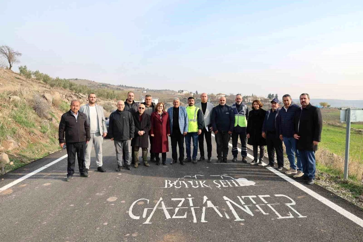 Gaziantep Büyükşehir Belediye Başkanı Fatma Şahin, kırsal mahalleleri ziyaret ederek yollara yapılan asfalt çalışmalarını inceledi
