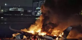Tokyo'da pistte yangın çıkan uçaktaki yolcular tahliye edildi
