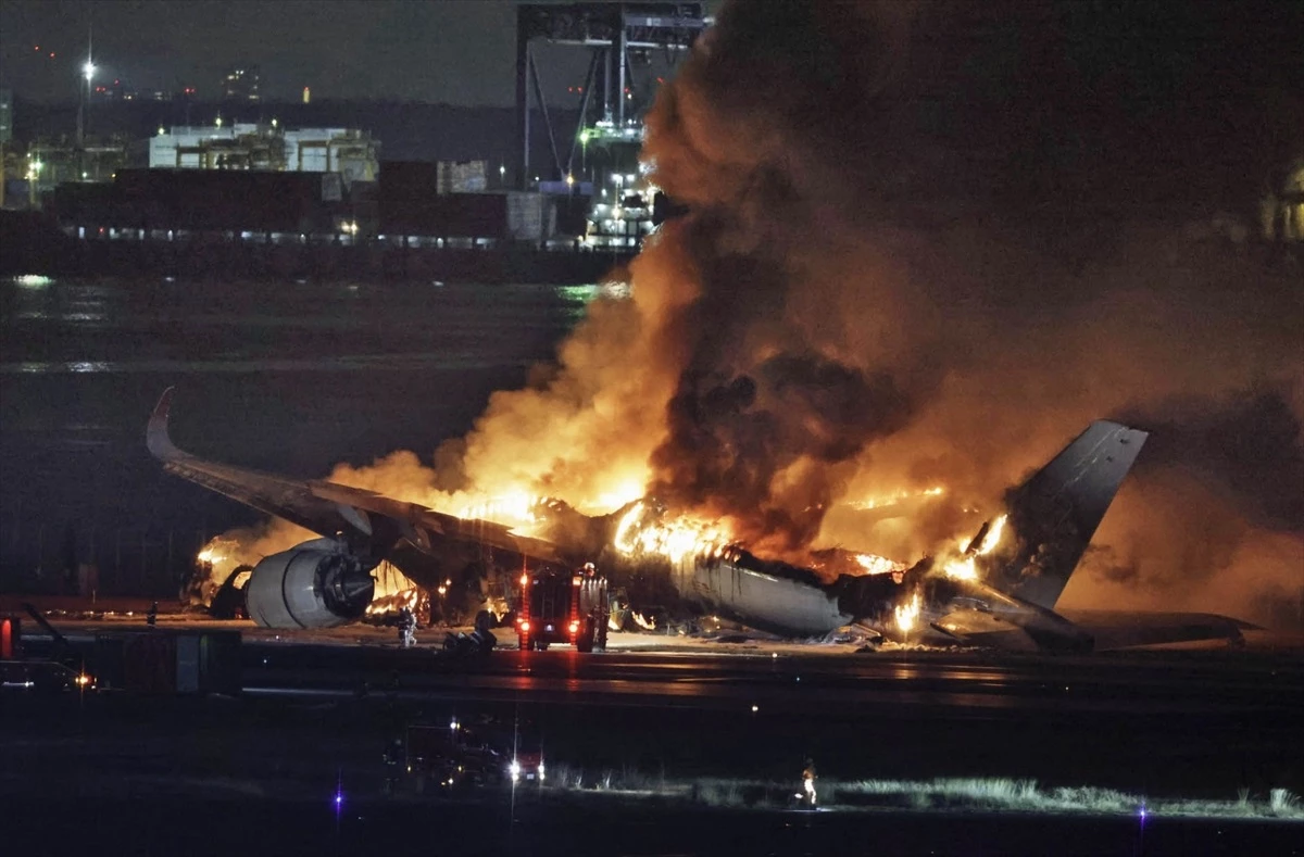 Tokyo\'da pistte yangın çıkan uçaktaki yolcular tahliye edildi