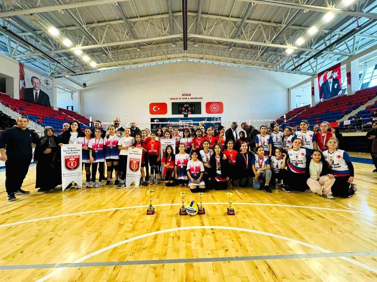Niğde\'de Okul Sporları Voleybol Küçükler Kız ve Erkek Müsabakaları Tamamlandı