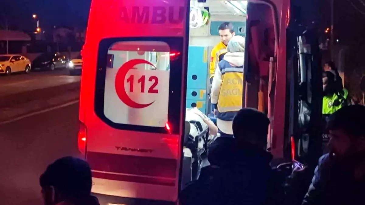 Sivas\'ta Otomobil Yan Yattı: 3\'ü Çocuk 5 Kişi Yaralandı