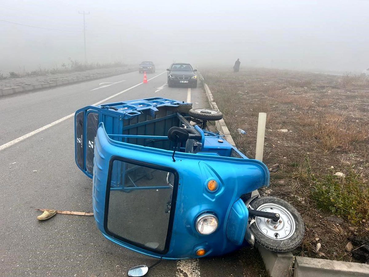 Afyonkarahisar\'da otomobilin çarptığı elektrikli bisiklette 3 kişi yaralandı