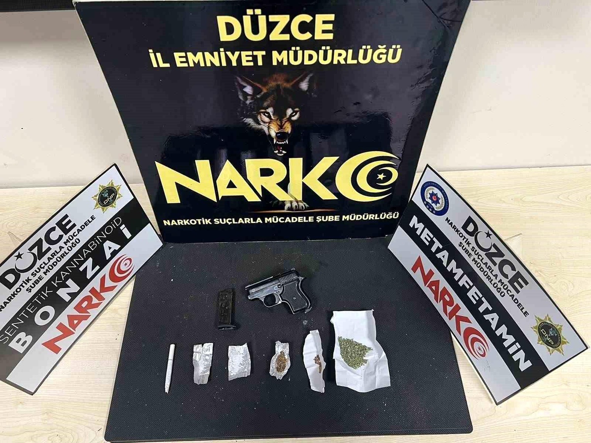 Düzce\'de yapılan operasyonda ruhsatsız silah, uyuşturucu ve kaçak alkol ele geçirildi