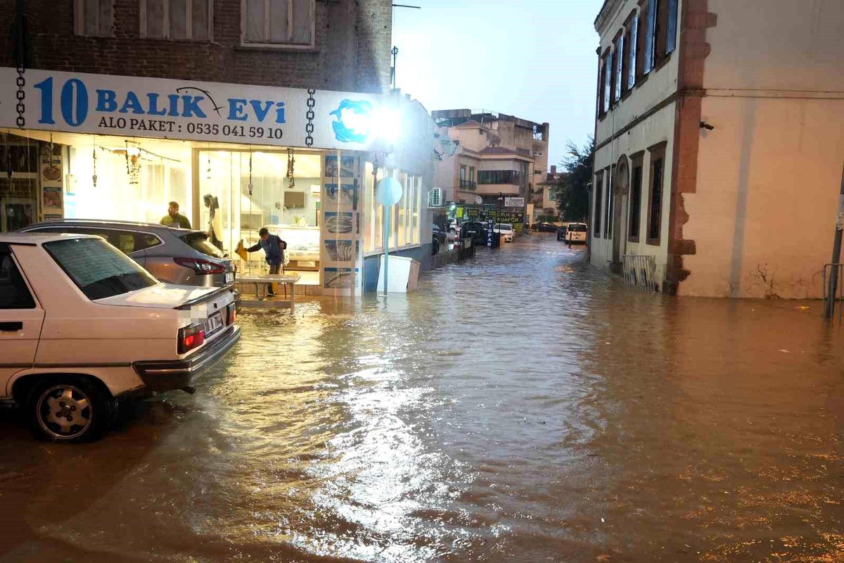 Edremit\'te Sağanak Yağış Sonrası Cadde ve Sokaklar Dereye Döndü