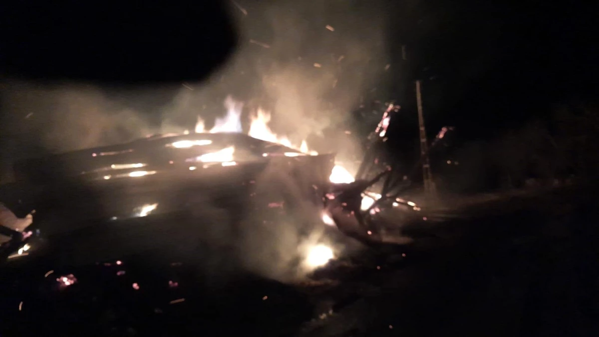 Kastamonu\'da samanlık yangını: Bin 200 saman balyası ve ilaçlama makinesi küle döndü