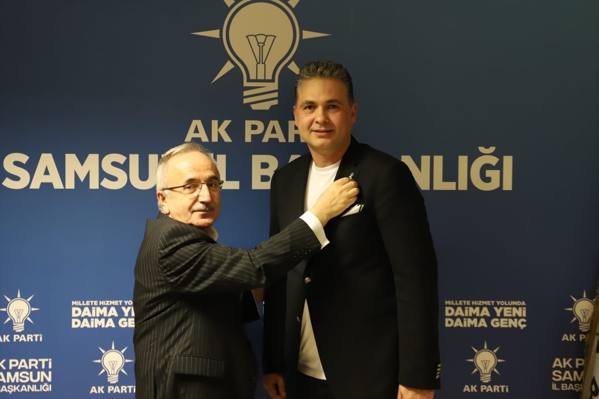 Samsun\'da AK Parti\'ye katılan 12 kişiye parti rozetleri takıldı