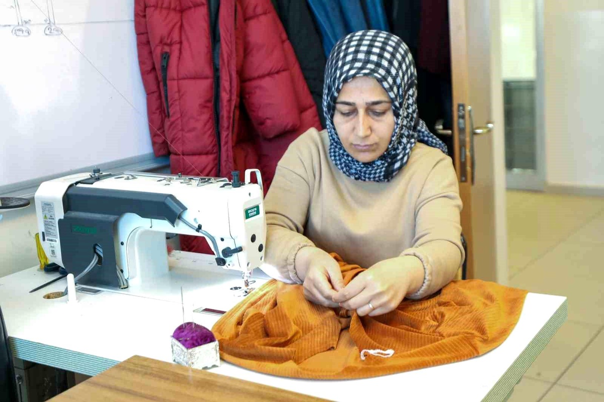 Şehitkamil Belediyesi tarafından açılan giyim kursu kadınlara üretim ve ekonomik destek sağlıyor