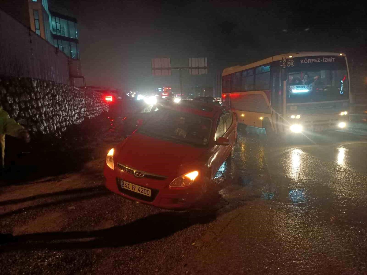 Kocaeli\'de yol çökmesi sonucu otomobil çukura düştü