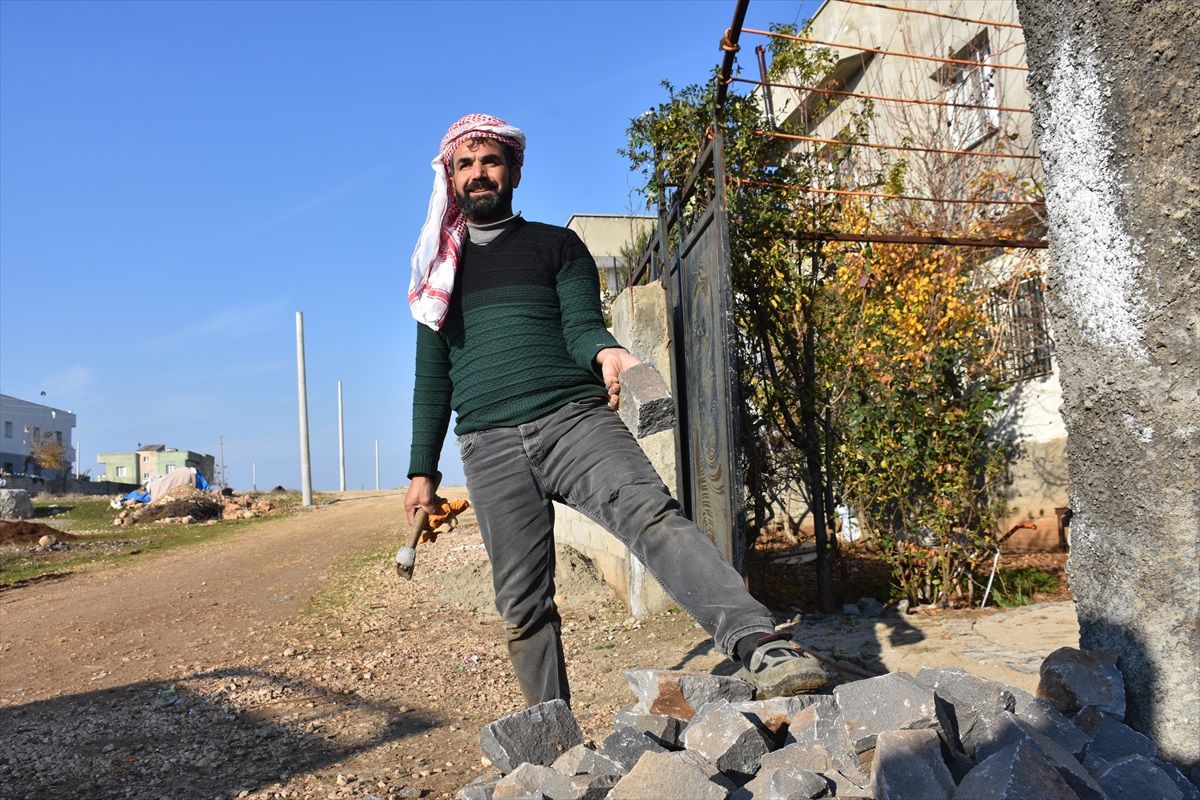 Şırnaklı Baba, Taş Kırarak Çocuklarını Okutuyor