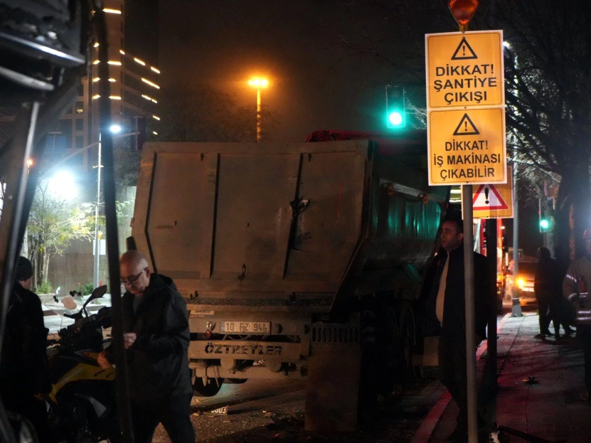 İETT otobüsü şantiye çıkışında park halinde bekleyen kamyona çarptı: 9 yaralı