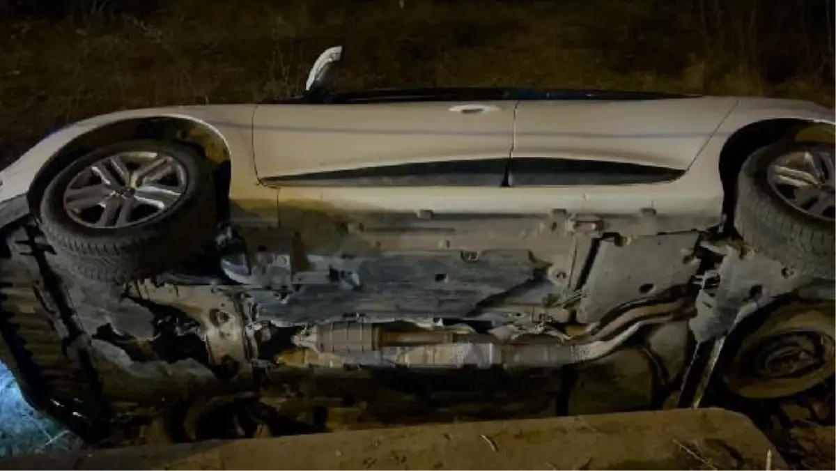 Sivas'ta yağmur nedeniyle otomobil şarampole devrildi, 5 kişi yaralandı