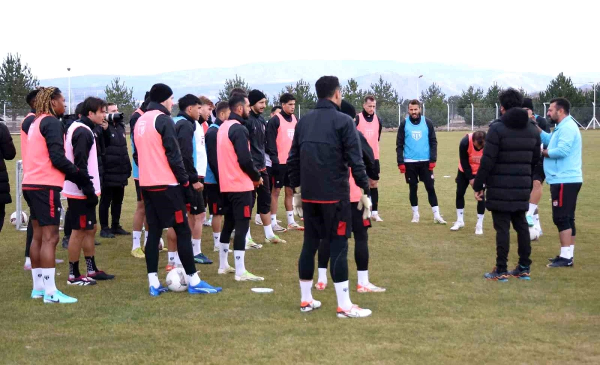 Sivasspor\'un yeni teknik direktörü Bülent Uygun, ilk antrenmanına çıktı