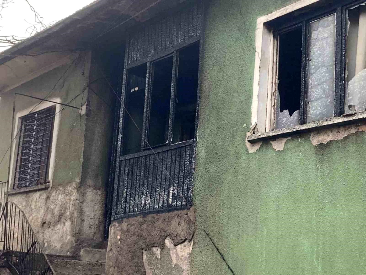 Ankara\'da evsiz vatandaşın kulübesinde yangın çıktı