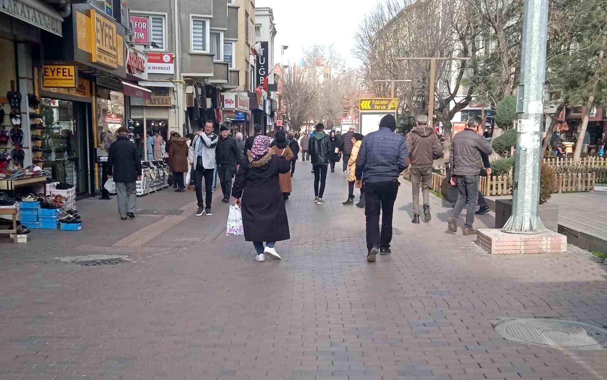 Eskişehir\'de Yeni Yılın İlk Gününde Cadde ve Sokaklarda Hareketlilik