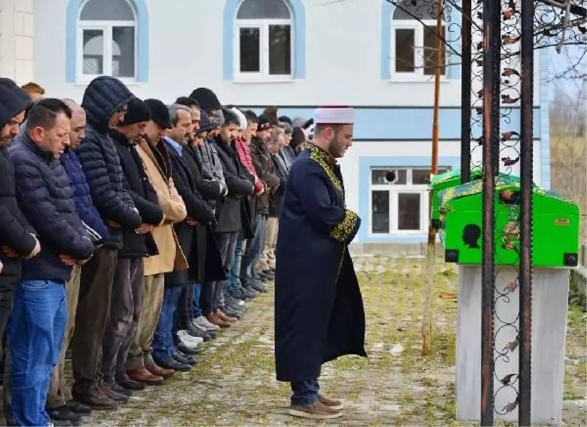 Silahlı saldırıda ölen arkadaşının taziyesinde kalp krizinden hayatını kaybetti