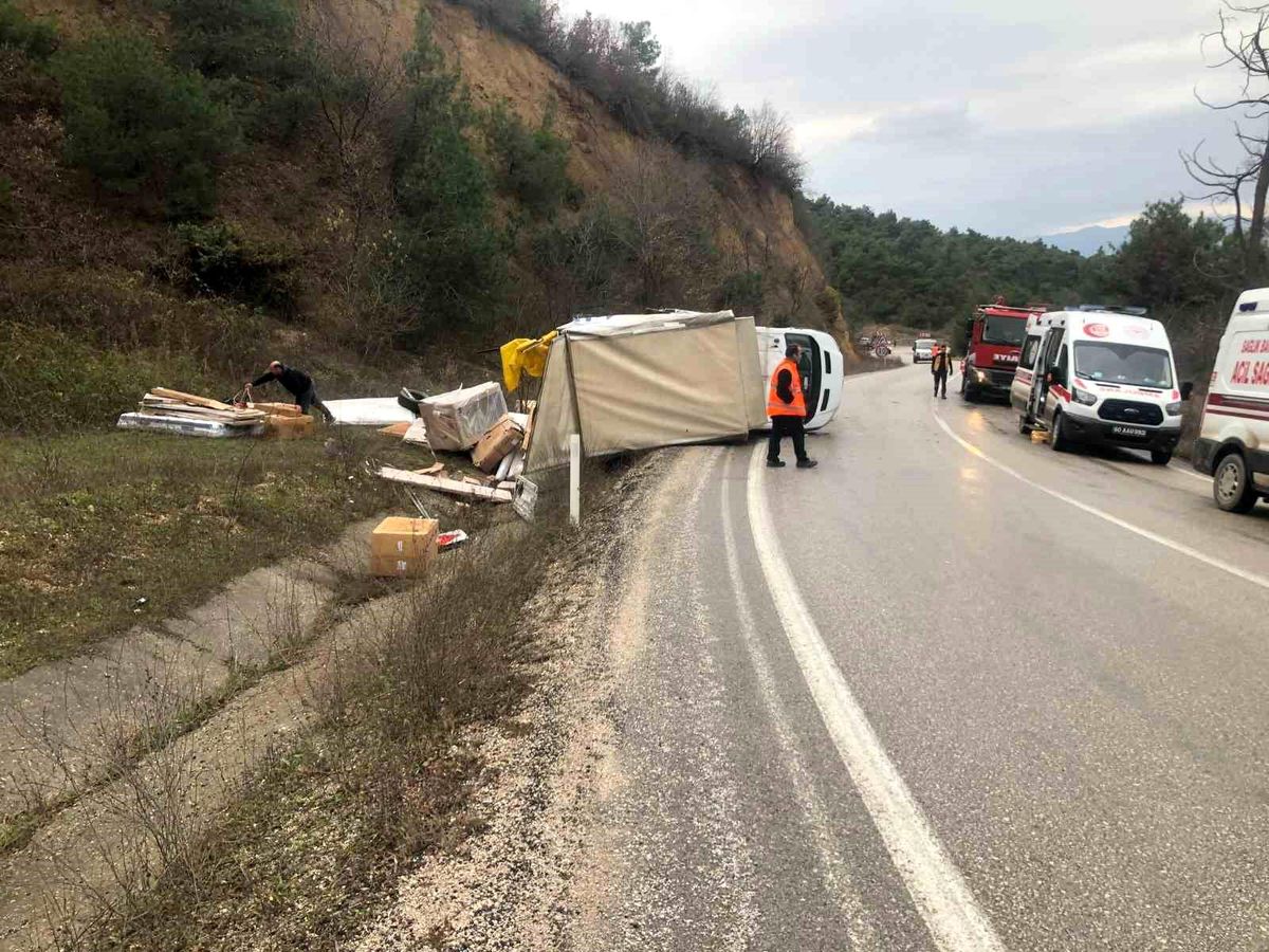 Tokat\'ta Ticari Araç ile Kamyonet Çarpıştı: 2 Yaralı