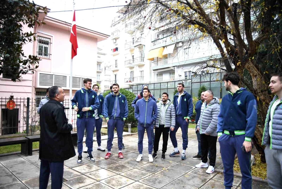 Tofaş Basketbol Takımı, Atatürk\'ün doğduğu evi ziyaret etti