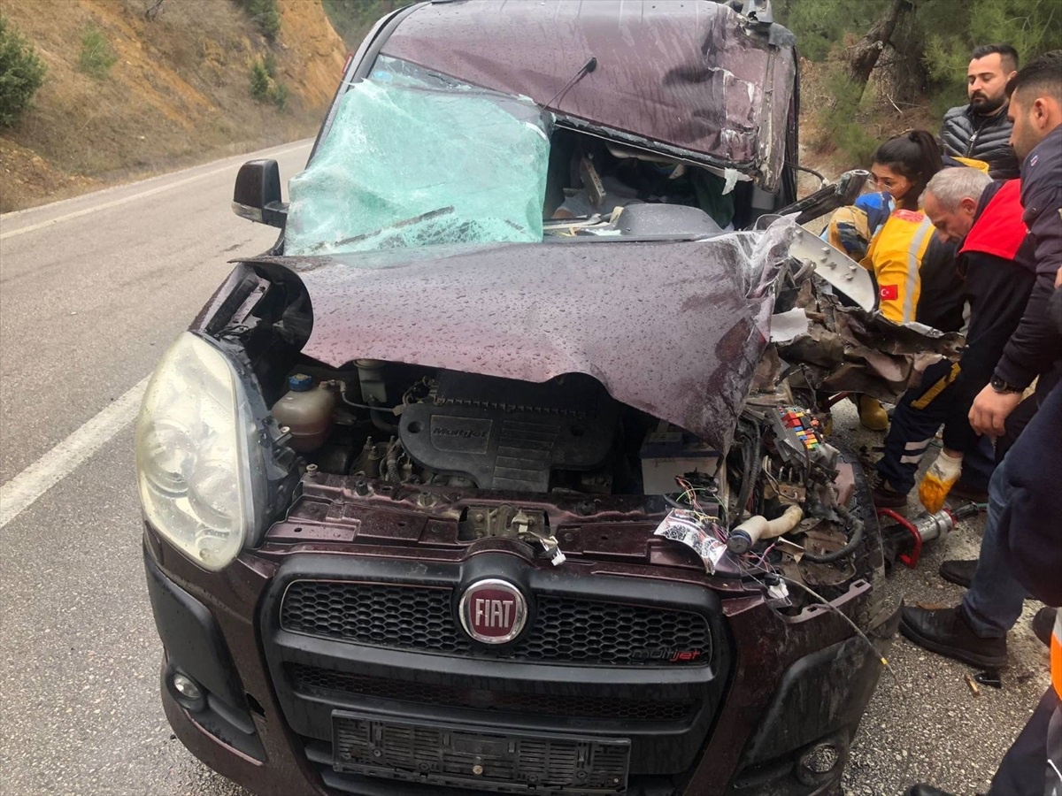 Tokat\'ta pikapla kamyonetin çarpışması sonucu 2 kişi yaralandı