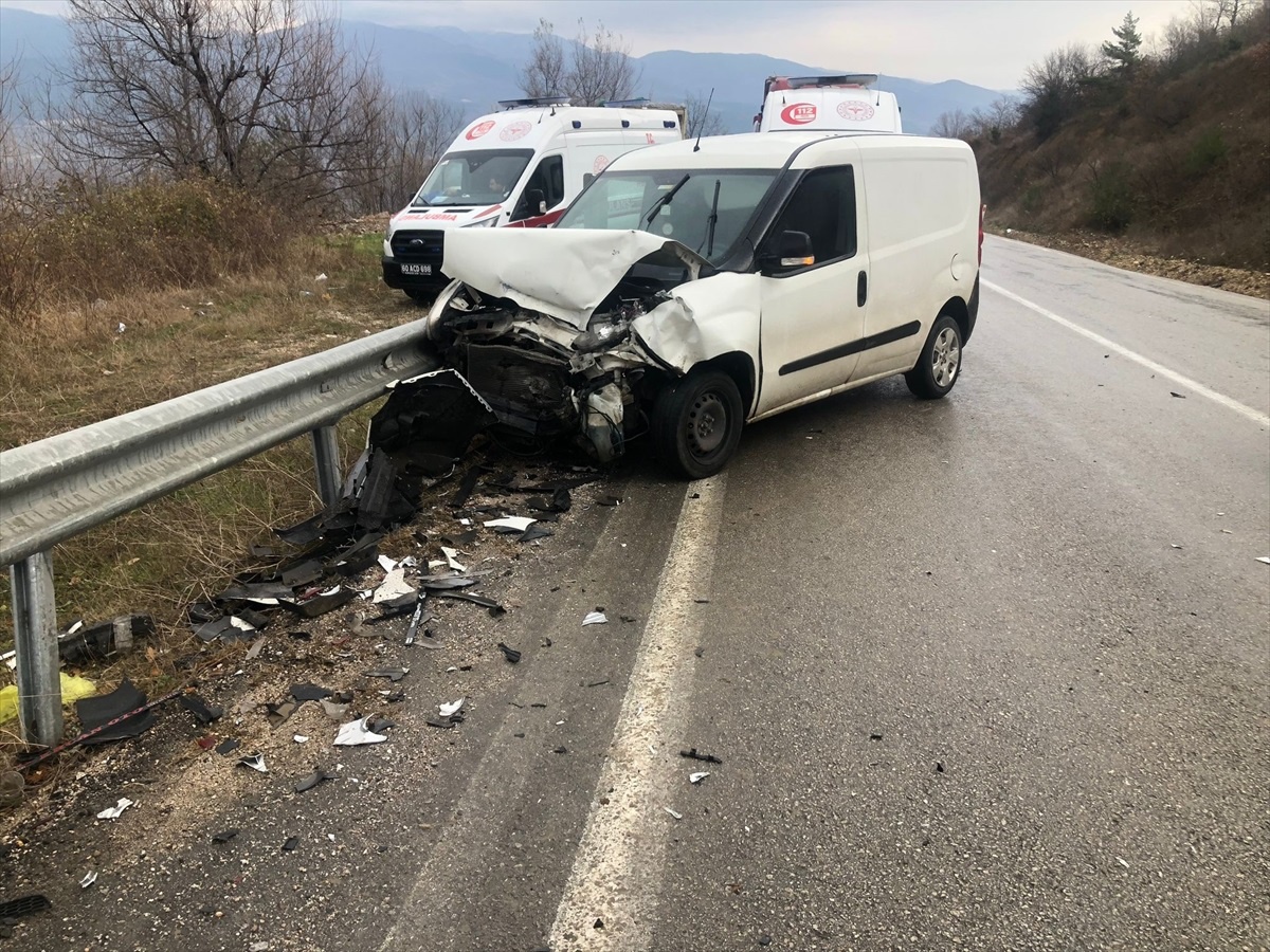 Tokat\'ta üç aracın karıştığı zincirleme trafik kazasında 2 kişi yaralandı