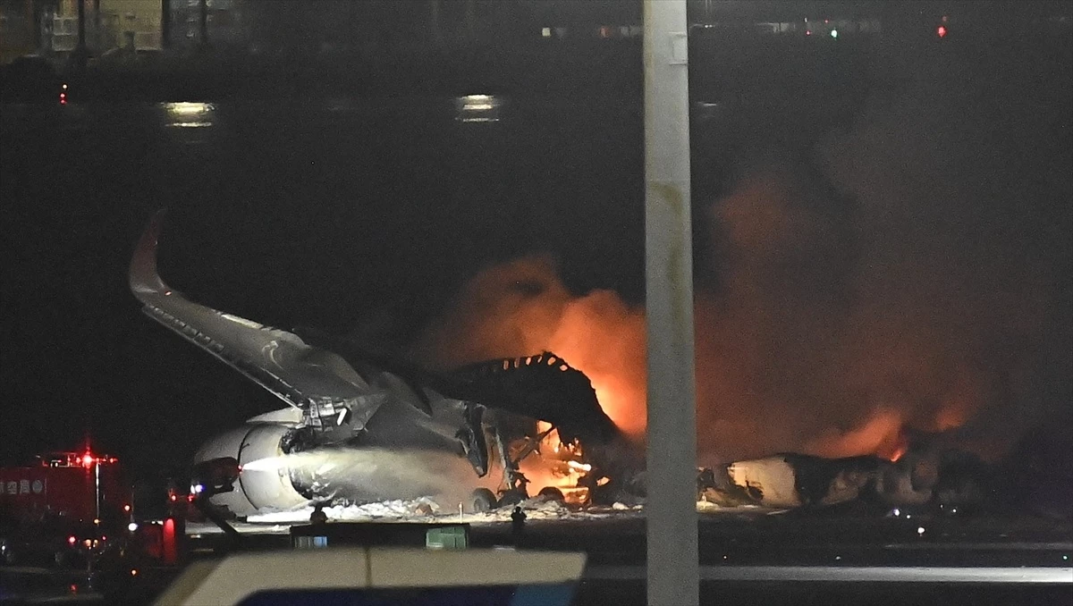 Tokyo\'da pistte yangın çıkan uçaktaki 400 yolcu tahliye edildi