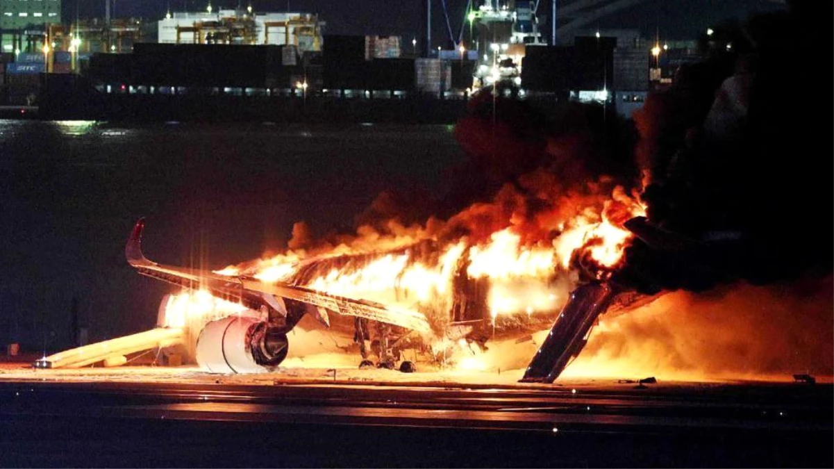 Tokyo\'da Haneda Havaalanı\'nda Uçak Yangını: Yolcular Tahliye Edildi