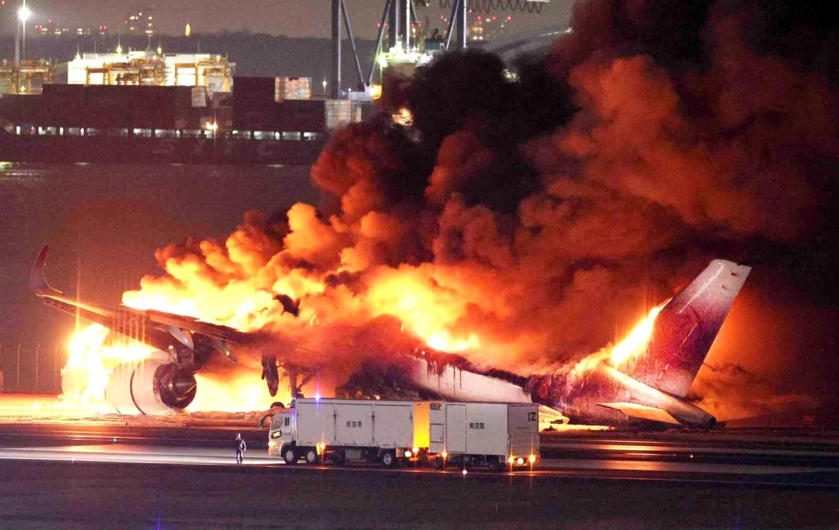 Tokyo\'da Haneda Havalimanı\'nda Uçak Kazası: 5 Ölü, 1 Yaralı