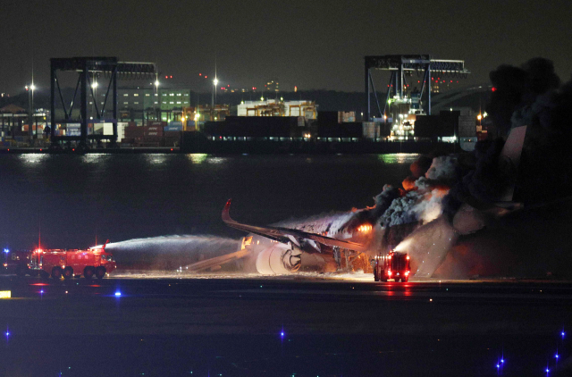Tokyo Havalimanı'nda 2 uçak çarpıştı! Uçaklar yanarak enkaza döndü, 5 mürettebat hayatını kaybetti