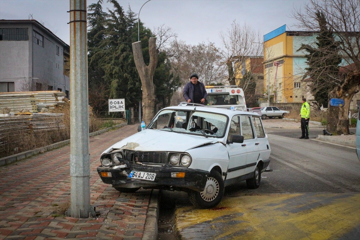 Uşak\'ta aydınlatma direğine çarpan otomobildeki karı koca yaralandı