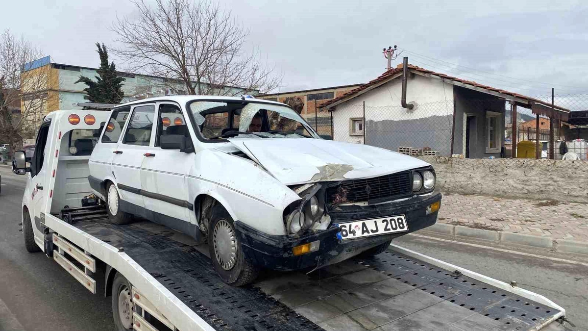 Uşak\'ta Otomobil Elektrik Direğine Çarptı: 2 Yaralı