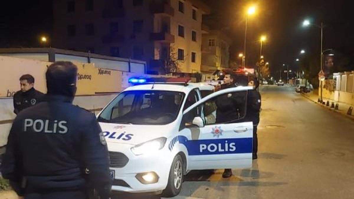 Üsküdar\'da İstinat Duvarı Çöktü, Bina Boşaltıldı