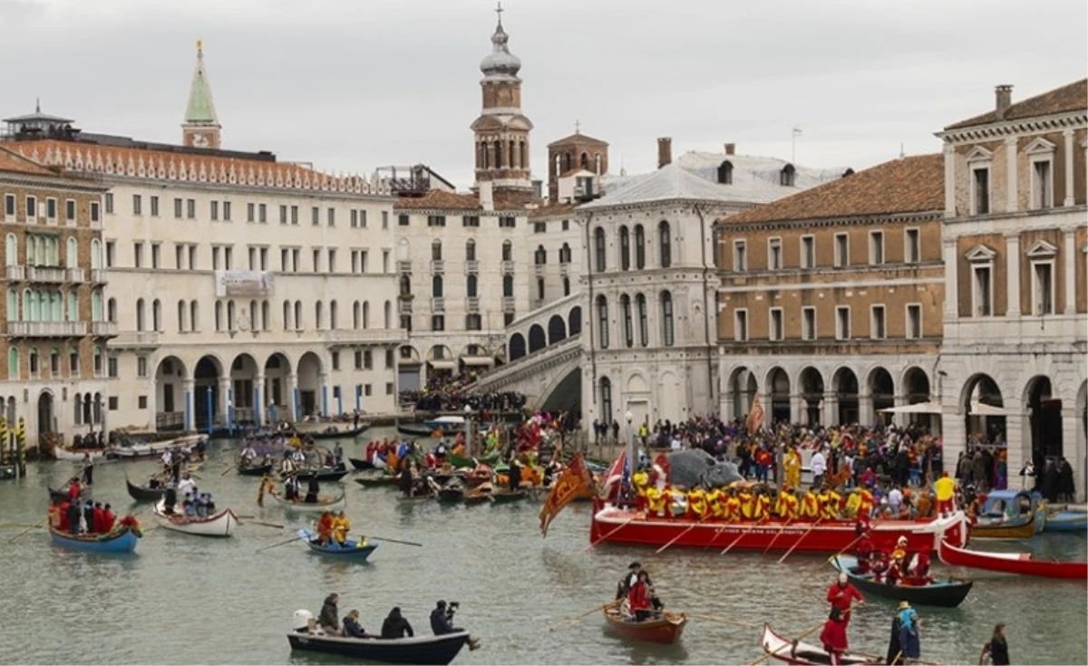 Venedik, tarihi ve batan şehri korumak için büyük turist gruplarını yasaklıyor