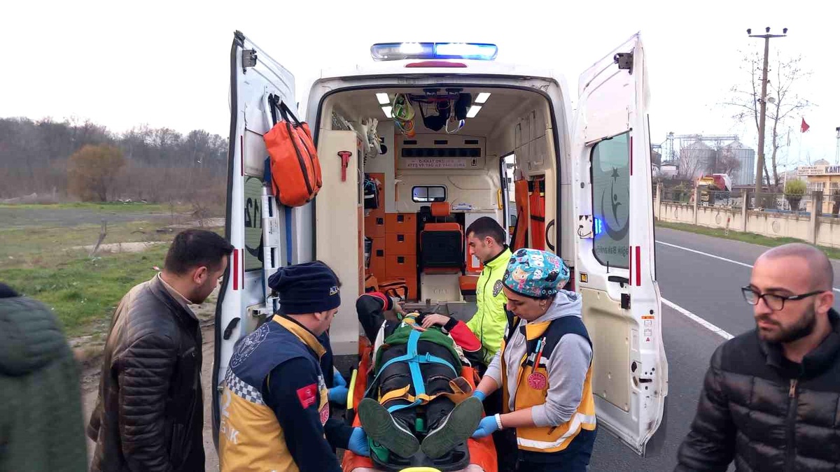 Çorlu\'da Motosiklet Şarampole Yuvarlandı: Yaralı Sürücü Hastaneye Kaldırıldı