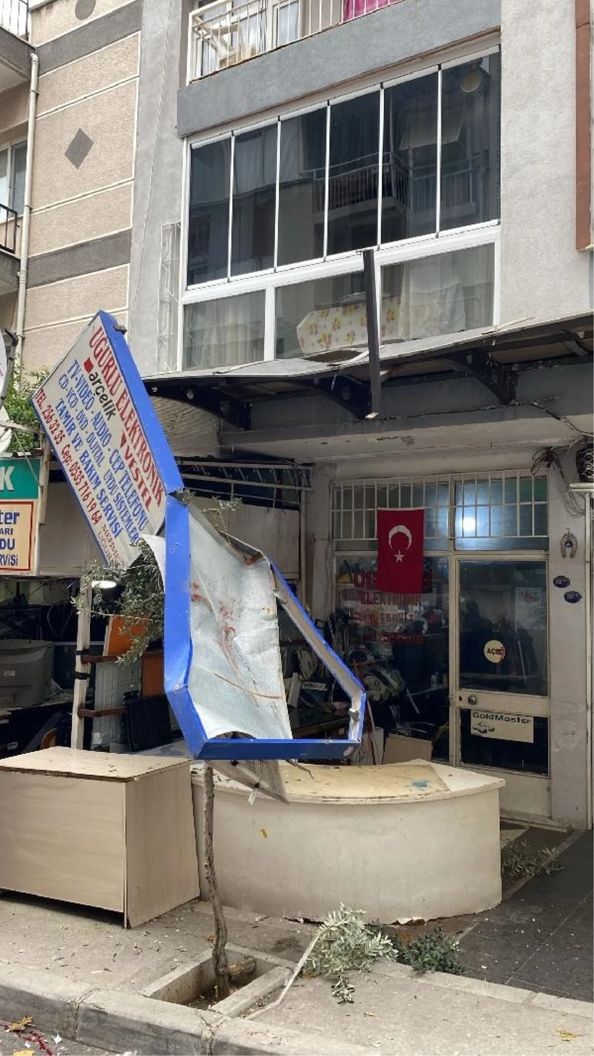 İzmir\'de Yılbaşı Tatili İçin Gelen Turist 5. Kattan Düştü
