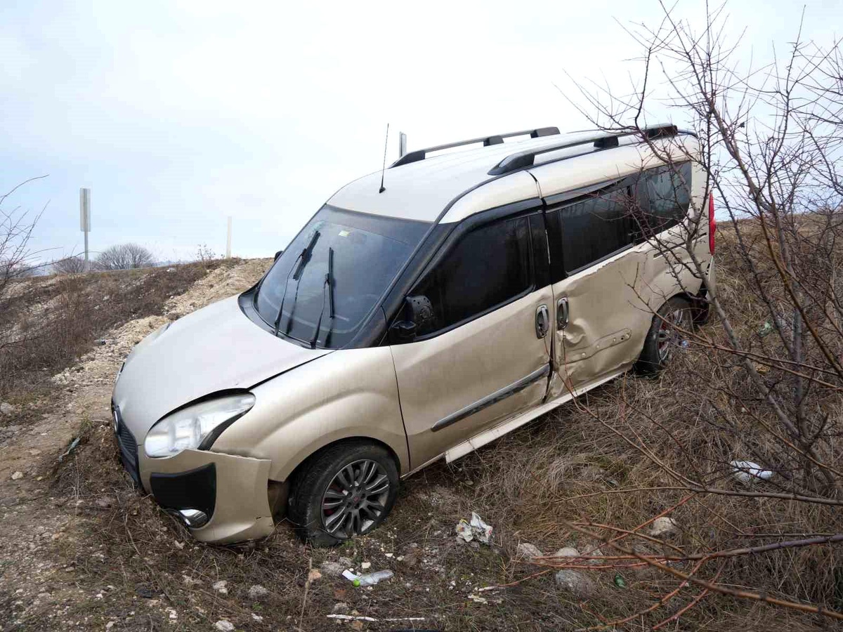 Kastamonu\'da Yoldan Çıkan Araç Tarlaya Uçtu: 3 Yaralı