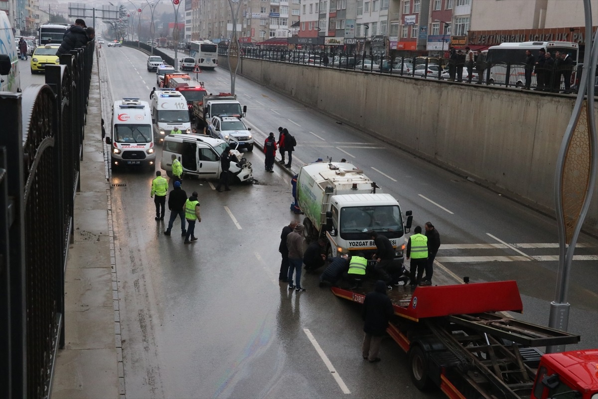 Yozgat\'ta çöp toplama aracıyla çarpışan hafif ticari araç sürücüsü yaralandı
