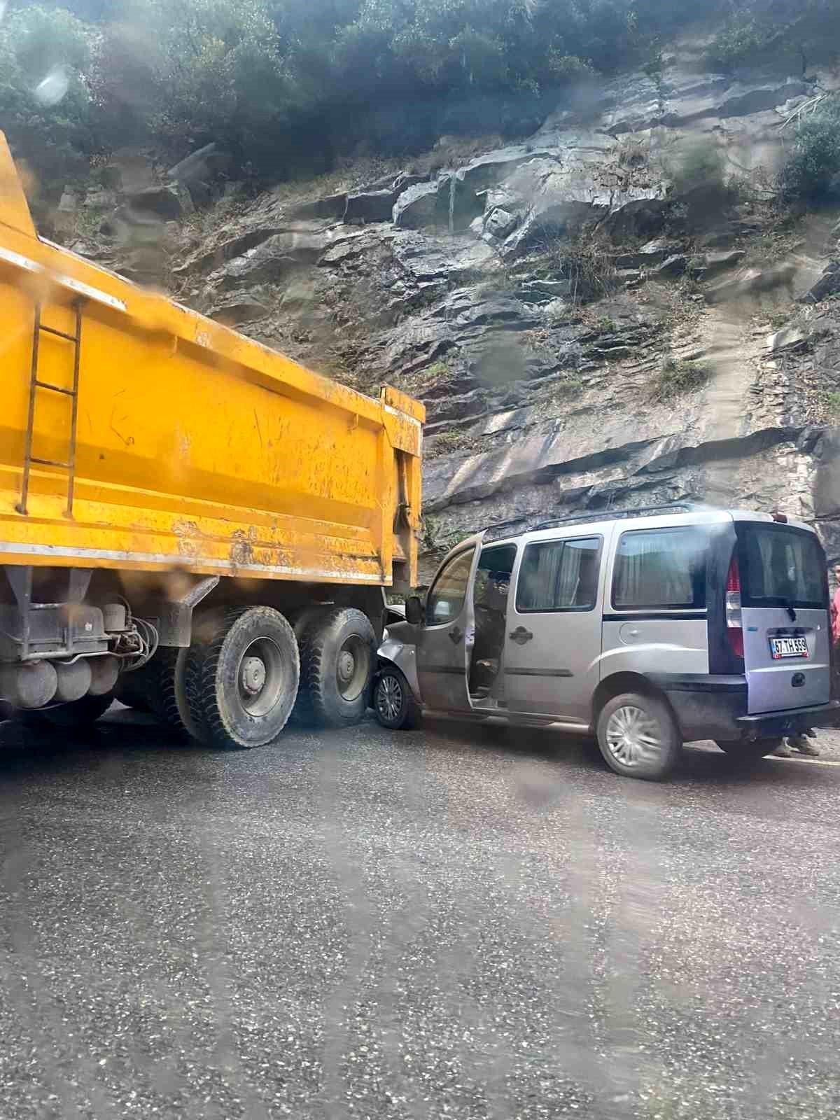 Zonguldak\'ta Gökgöl Tüneli mevkiinde hafriyat kamyonuyla çarpışma: 1 yaralı