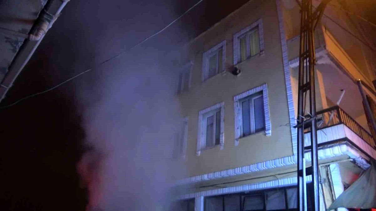 Bursa\'da 4 Katlı Binanın Bodrum Katında Çıkan Yangın Söndürüldü
