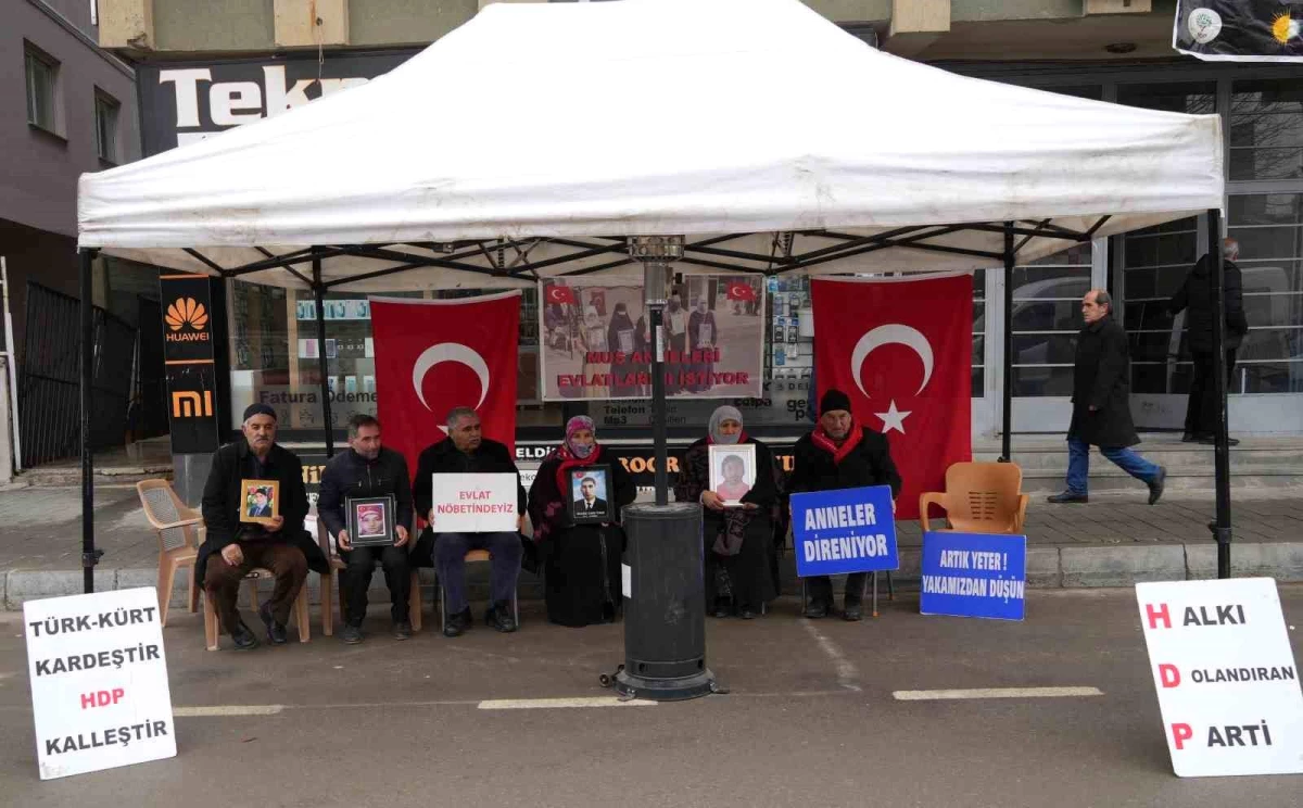 Muş\'ta HDP İl Başkanlığı Önünde Oturma Eylemi Devam Ediyor