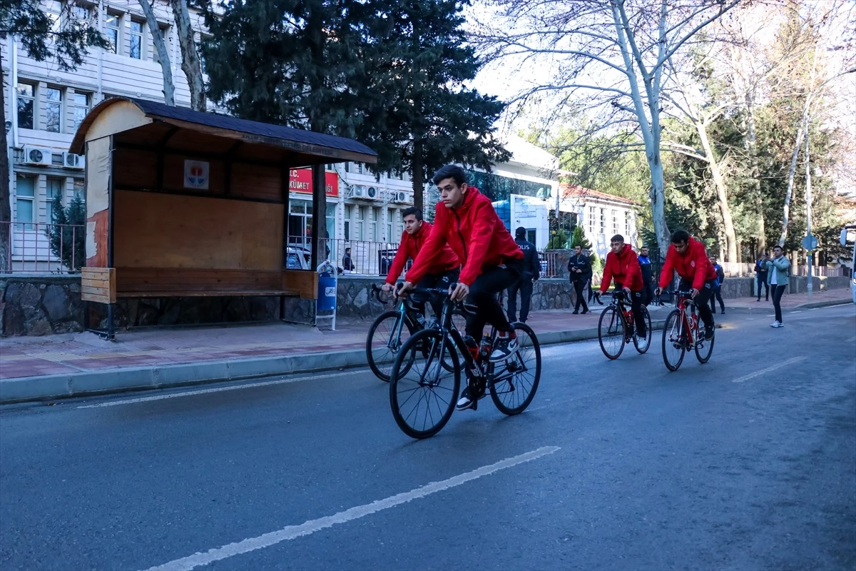 Adana\'da Bisiklet Sporcuları Türk Bayrağını Törene Taşıyacak