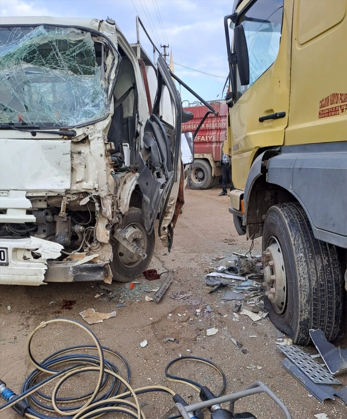 Adana\'da Kamyonlar Çarpıştı: 2 Sürücü Yaralandı