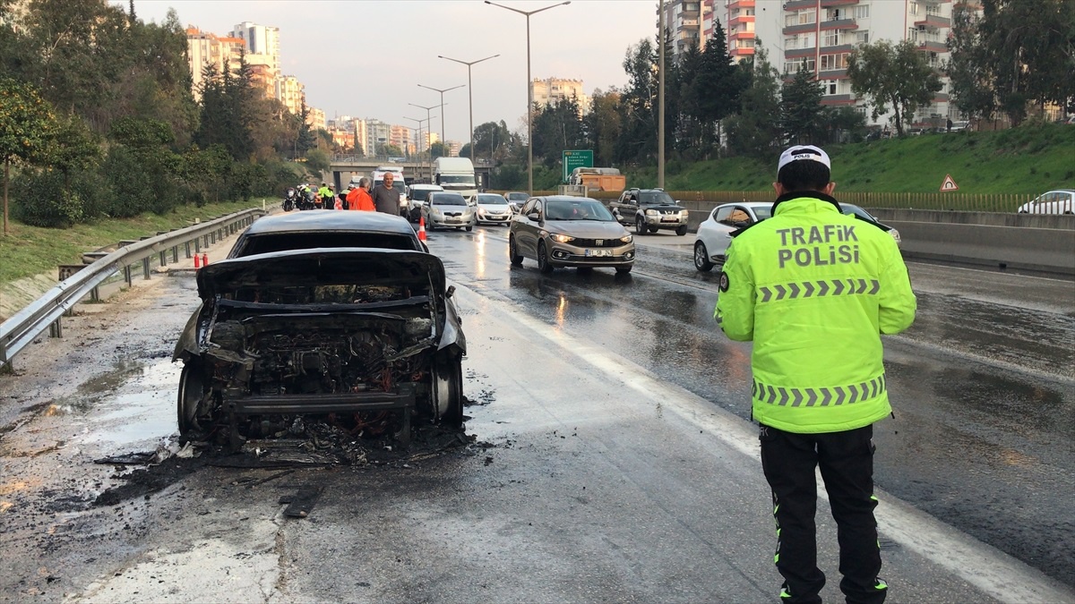 Adana\'da seyir halindeki otomobil alev aldı